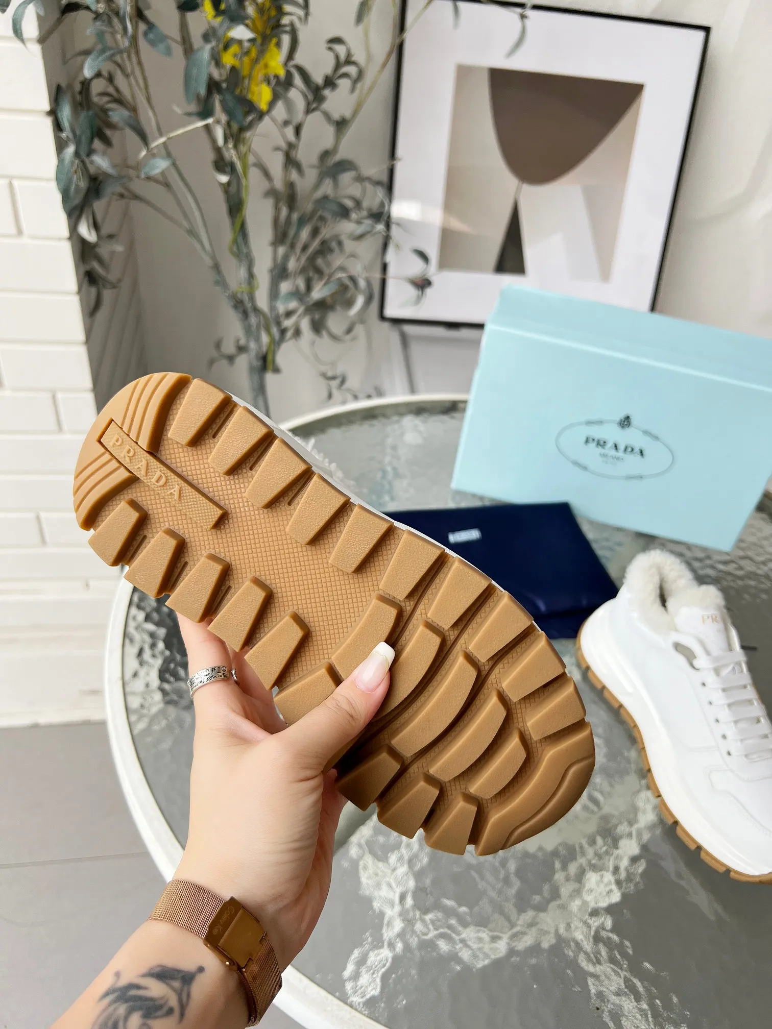 👟👟Ex-factory price 600👟👟 Prada couple model "PRADA.." upgraded version 2024 explosive model is released. , original 1:1 thick sole, fabric silk cowhide lining: sheepskin, foot weight: sheepskin, size 35--46, "Women's model 34.41 is custom-made and non-returnable, Men's model 38.45.46 is custom-made and is non-refundable, two colors black and white